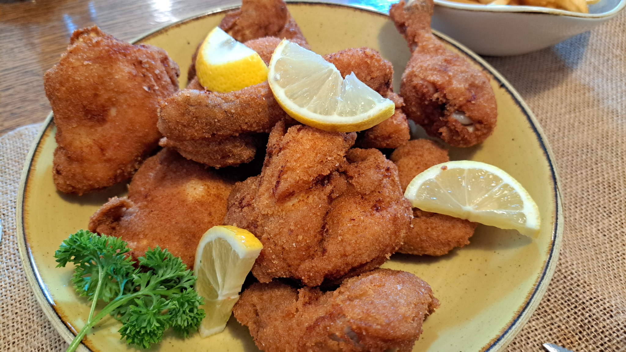 Knuspriges Backhendl mit Zitrone